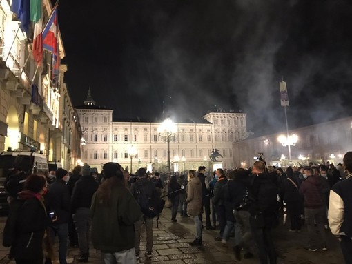 Proteste anti-Covid a Torino: la polizia ha arrestato dieci persone