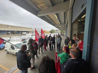 Presidio e protesta dei lavoratori di PostalCoop a Grugliasco