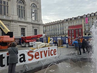 Spostamento di statue, questa mattina in piazza Castello