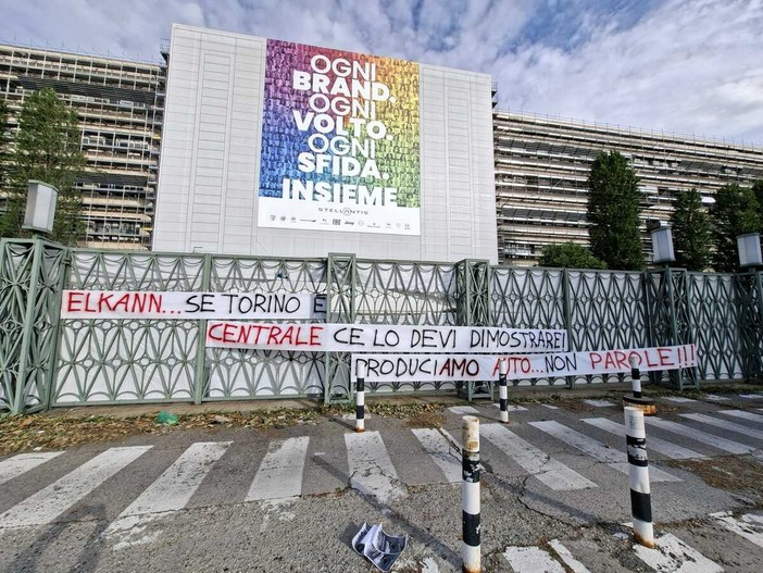 Gli striscioni appesi dalla Fiom all'esterno di Mirafiori e del Mauto