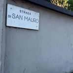 La ragazza di 14 anni è stata rapinata nell'androne di casa