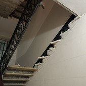 Intera rampa di scale crollata in un condominio di corso Palermo