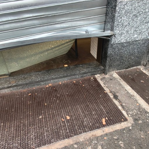 A finire nel mirino la Gelateria Cento 21, di piazza Derna 207