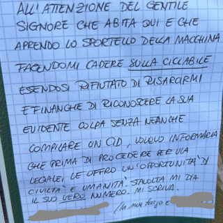 Il biglietto affisso sul portone del civico 23 di via Filadelfia