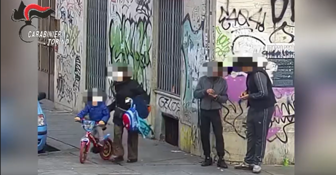 Alcune delle scene che hanno richiesto l'intervento dei carabinieri