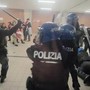 "No Meloni Day", scontri in corso Inghilterra: studente 18enne agli arresti domiciliari "No Meloni Day", scontri in corso Inghilterra: studente 18enne agli arresti domiciliari