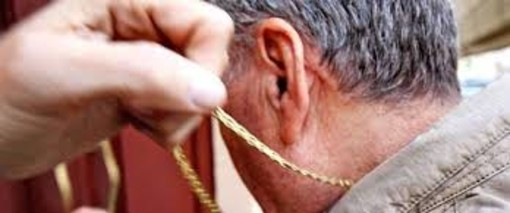 Il malvivente ha rubato una collana a un anziano Il malvivente ha rubato una collana a un anziano
