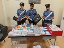 carabinieri con tavolo di oggetti sequestrati