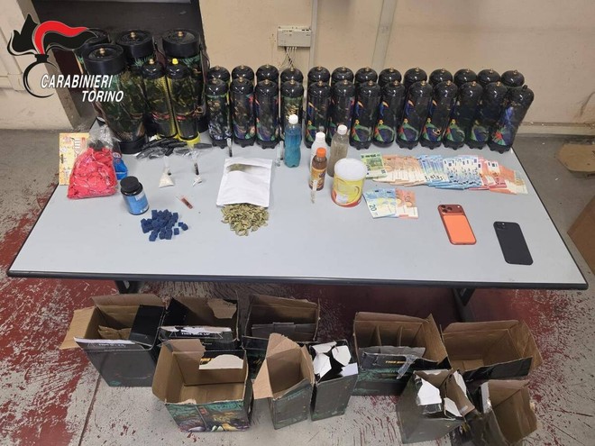 Fermati in auto a Mirafiori Sud con il "bazar" in casa: scoperti con mezzo chilo di droga sintetica, palloncini e bombole "esilaranti"