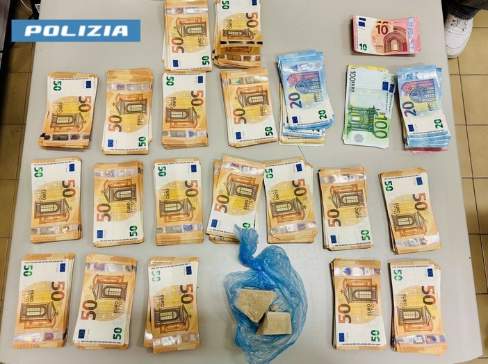 I soldi e la droga sequestrati dalla Polizia