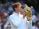 Jannik Sinner bacia la coppa, dopo il trionfo a Wimbeldon