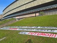 Gli striscioni appesi dalla Fiom all'esterno di Mirafiori e del Mauto