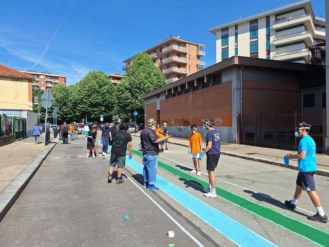 La strada scolastica si trasforma in un’opera d’arte dedicata alla pace