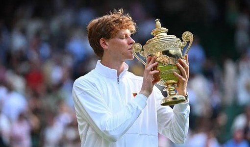 Jannik Sinner bacia la coppa, dopo il trionfo a Wimbeldon