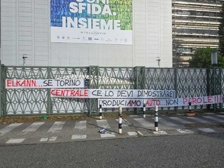 Gli striscioni appesi dalla Fiom all'esterno di Mirafiori e del Mauto