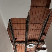 Durante i controlli, crolla l'intonaco: anziani costretti a vivere con il soffitto del bagno smantellato Durante i controlli, crolla l'intonaco: anziani costretti a vivere con il soffitto del bagno smantellato