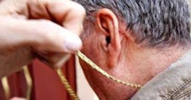 Il malvivente ha rubato una collana a un anziano