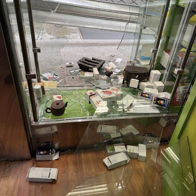 Foto d'archivio di una spaccata in un negozio di Torino