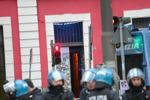 Corteo contro il caro vita: arresti domiciliari per una militante di Askatasuna Corteo contro il caro vita: arresti domiciliari per una militante di Askatasuna