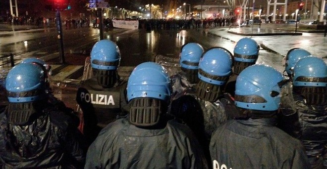 Scontri derby Torino: niente arresti per il poliziotto che ha ferito il tifoso juventino Scontri derby Torino: niente arresti per il poliziotto che ha ferito il tifoso juventino
