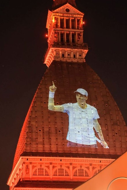 Torino celebra Sinner, sulla Mole l’immagine del campione di Wimbledon