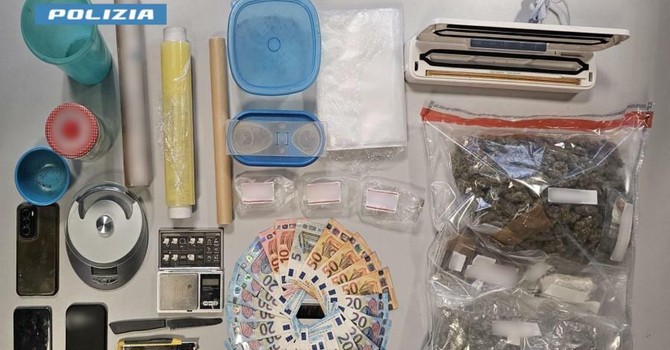 La droga e gli oggetti sequestrati dalla Polizia La droga e gli oggetti sequestrati dalla Polizia