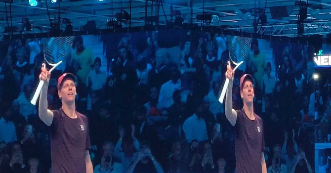 Un Sinner debordante al servizio esordisce demolendo Auger-Aliassime