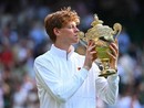 Jannik Sinner bacia la coppa, dopo il trionfo a Wimbeldon Jannik Sinner bacia la coppa, dopo il trionfo a Wimbeldon