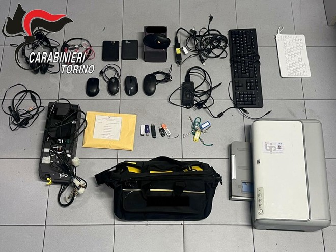 Alcuni degli oggetti rubati dall'uomo arrestato a Venaria
