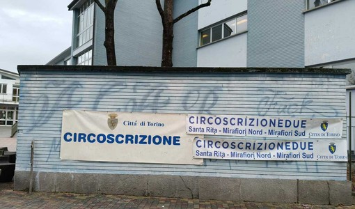 Scritta offensiva sui muri della nuova sede dei Civich a Mirafiori Scritta offensiva sui muri della nuova sede dei Civich a Mirafiori