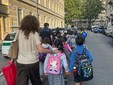 Gli studenti della scuola Coppino vanno in aula a piedi