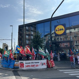 Otto ore di sciopero davanti al Lidl: “Chiediamo aumenti, non buoni spesa”