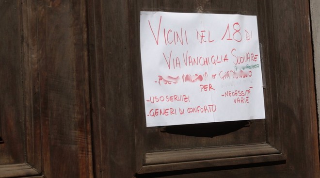In via Vanchiglia scatta la solidarietà per gli sfollati dopo l’incendio del tetto