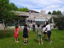 La scuola Chagall nel mirino degli incivili che abbandonano bottiglie nel giardino