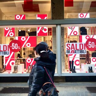 vetrine con prodotti in saldo