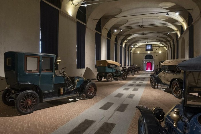 Una immagine delle auto d'epoca in mostra a Stupinigi