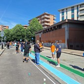 La strada scolastica si trasforma in un’opera d’arte dedicata alla pace