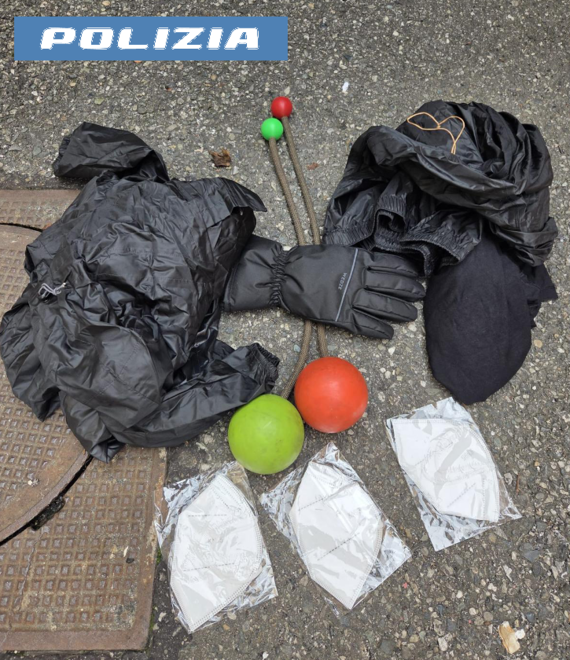 Alcuni degli oggetti sequestrati dalla Polizia