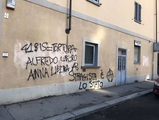 Il corteo degli anarchici imbratta Torino, negozianti sul piede di guerra: &quot;Chi paga i danni? Noi no&quot;