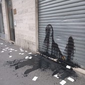 Bomba carta contro il Banfo e colpi di piccone sulla serranda di FdI, Sala Rossa unita contro la violenza
