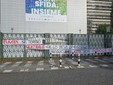 Gli striscioni appesi dalla Fiom all'esterno di Mirafiori e del Mauto