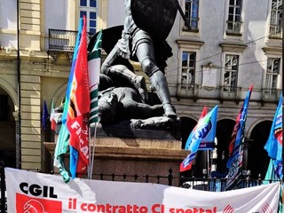 Lo sciopero con presidio davanti al Comune (foto Filcams Torino) Lo sciopero con presidio davanti al Comune (foto Filcams Torino)