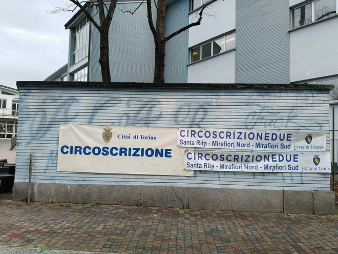 Scritta offensiva sui muri della nuova sede dei Civich a Mirafiori