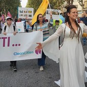Manifestazione con attivisti per l'ambiente