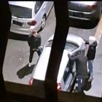 Ubriachi urinano sulle auto in sosta: "Perché non chiudere chi causa degrado?"