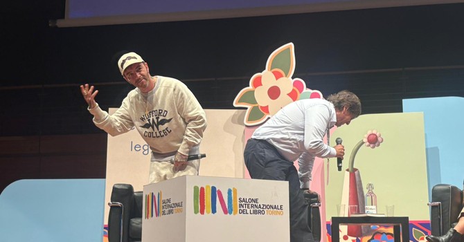 Bagni di folla per Salmo al Salone del Libro di Torino