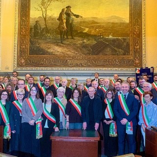 L'abbraccio di Don Ciotti ai sindaci: "La memoria delle mafie diventi impegno collettivo"