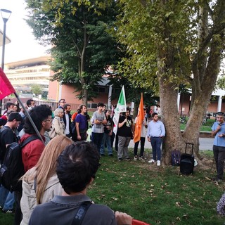 Sit-in per gli studenti aggrediti al Campus Einaudi, Pd e M5S: &quot;Grave silenzio di Cirio, Lega e FdI&quot; [VIDEO]