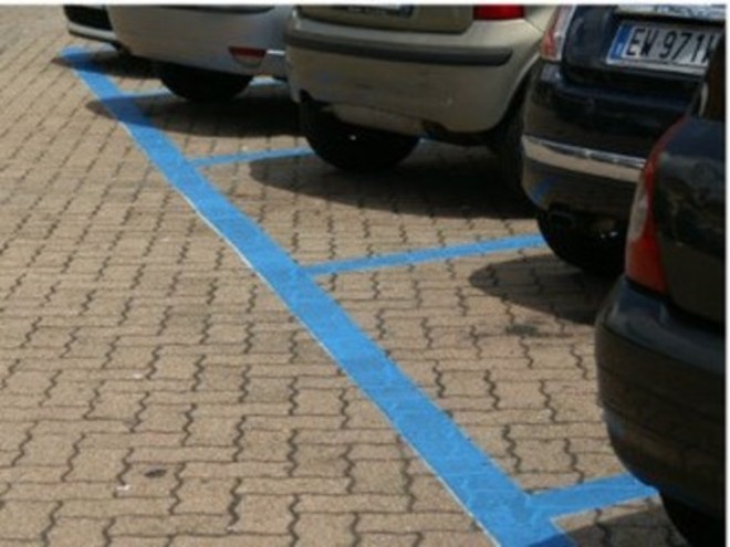 Foto d'archivio di auto parcheggiate sulle strisce blu
