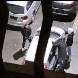 Ubriachi urinano sulle auto in sosta: "Perché non chiudere chi causa degrado?"